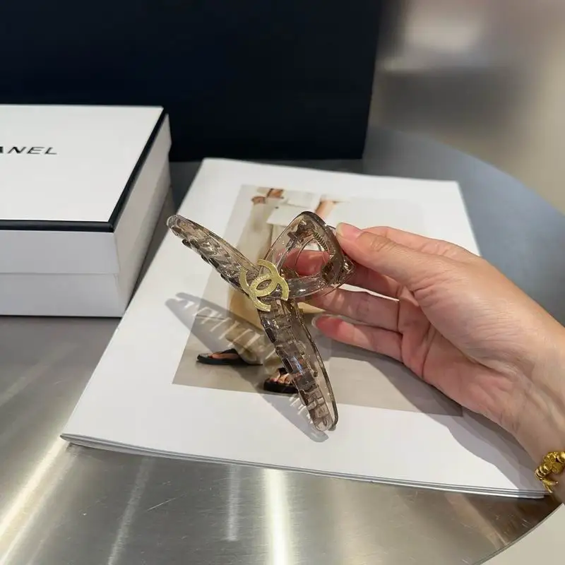 Chanel Hair grab clip hh43